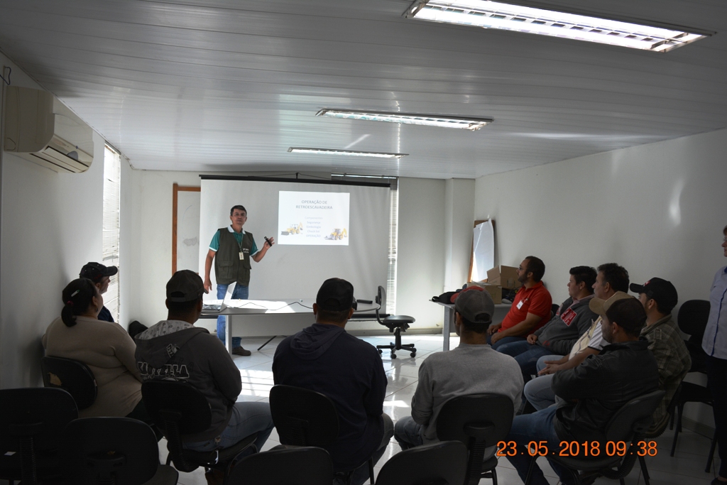Prefeitura oferece curso de Operador de Retroescavadeira a 10 pessoas de Itaquiraí