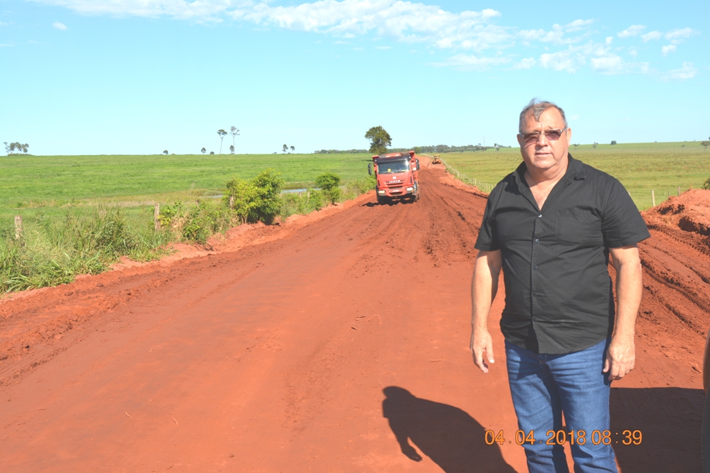 Prefeito Ricardo vistoria serviços de recuperação de estradas rurais em várias regiões do município
