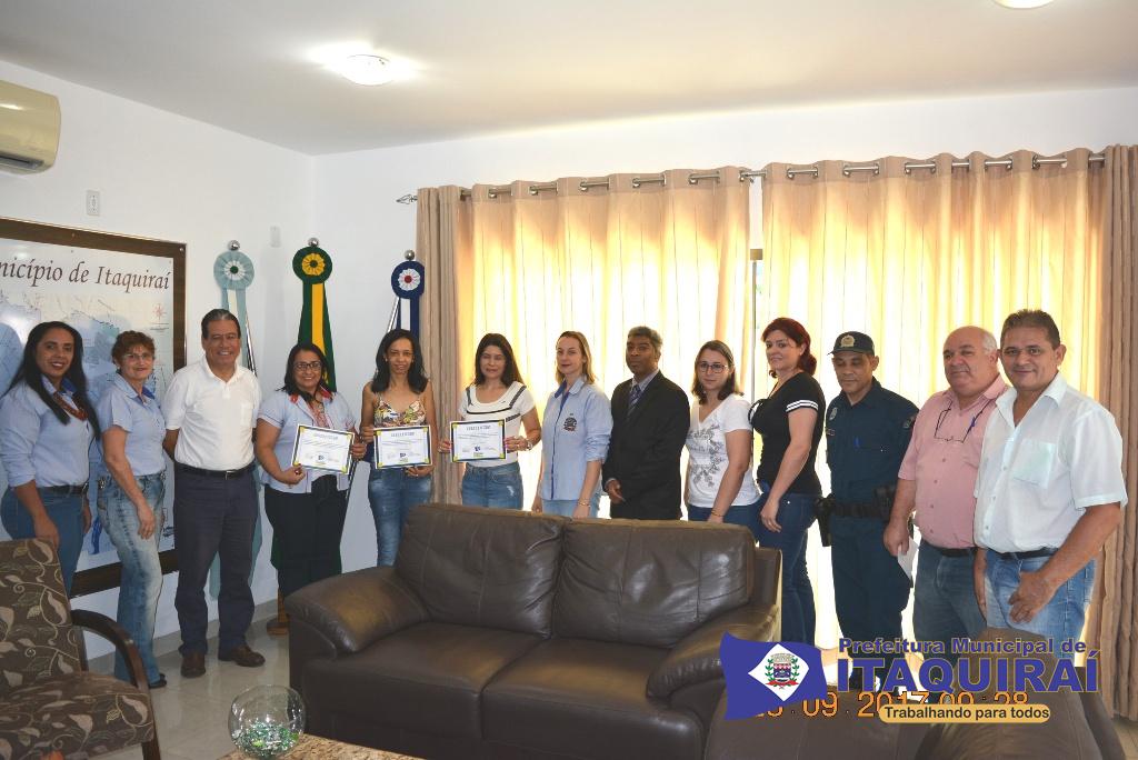 Prefeitura de Itaquiraí premia com certificados as lojas destaques na decoração da Campanha Agosto Lilás