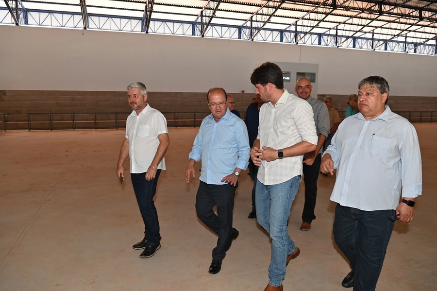 Prefeito Thalles Tomazelli, governador em exercício Barbosinha e vereadores entregam obras de saneamento e assinam autorização para o convênio de reforma e revitalização da Praça Santos Tomazelli e cooperação para instalação do Corpo de Bombeiros de Itaquiraí