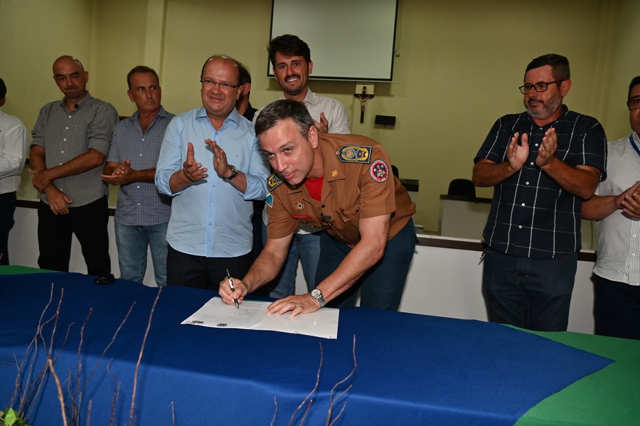 Prefeito Thalles Tomazelli, governador em exercício Barbosinha e vereadores entregam obras de saneamento e assinam autorização para o convênio de reforma e revitalização da Praça Santos Tomazelli e cooperação para instalação do Corpo de Bombeiros de Itaquiraí