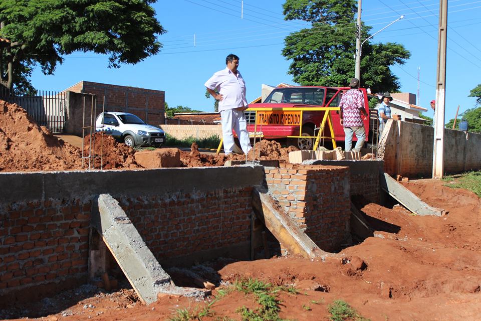 Prefeitura faz reparos deixados pelas fortes chuvas.