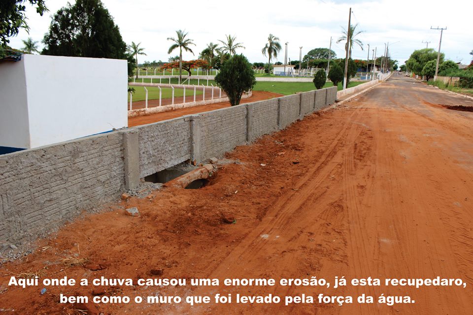 Prefeitura faz reparos deixados pelas fortes chuvas.