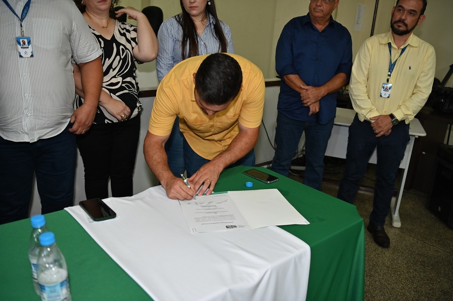 Prefeito Thalles Tomazelli, governador em exercício Barbosinha e vereadores entregam obras de saneamento e assinam autorização para o convênio de reforma e revitalização da Praça Santos Tomazelli e cooperação para instalação do Corpo de Bombeiros de Itaquiraí