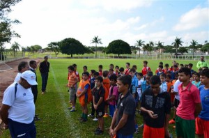 ALUNOS DA ESCOLINHA DE FUTEBOL RECEBERAM OVOS DE PÁSCOA