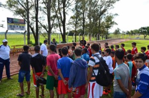 ALUNOS DA ESCOLINHA DE FUTEBOL RECEBERAM OVOS DE PÁSCOA
