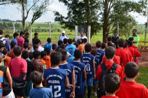 ALUNOS DA ESCOLINHA DE FUTEBOL RECEBERAM OVOS DE PÁSCOA
