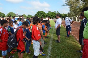 ALUNOS DA ESCOLINHA DE FUTEBOL RECEBERAM OVOS DE PÁSCOA