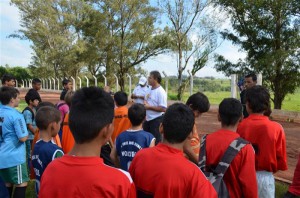 ALUNOS DA ESCOLINHA DE FUTEBOL RECEBERAM OVOS DE PÁSCOA