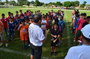 ALUNOS DA ESCOLINHA DE FUTEBOL RECEBERAM OVOS DE PÁSCOA