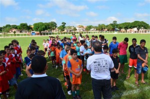 ALUNOS DA ESCOLINHA DE FUTEBOL RECEBERAM OVOS DE PÁSCOA