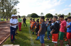 ALUNOS DA ESCOLINHA DE FUTEBOL RECEBERAM OVOS DE PÁSCOA