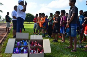 ALUNOS DA ESCOLINHA DE FUTEBOL RECEBERAM OVOS DE PÁSCOA
