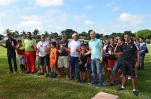 ALUNOS DA ESCOLINHA DE FUTEBOL RECEBERAM OVOS DE PÁSCOA