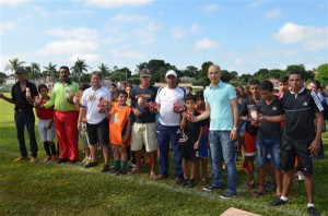 ALUNOS DA ESCOLINHA DE FUTEBOL RECEBERAM OVOS DE PÁSCOA