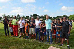 ALUNOS DA ESCOLINHA DE FUTEBOL RECEBERAM OVOS DE PÁSCOA
