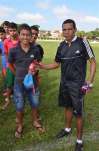 ALUNOS DA ESCOLINHA DE FUTEBOL RECEBERAM OVOS DE PÁSCOA
