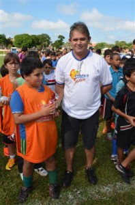 ALUNOS DA ESCOLINHA DE FUTEBOL RECEBERAM OVOS DE PÁSCOA