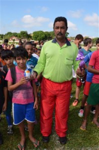 ALUNOS DA ESCOLINHA DE FUTEBOL RECEBERAM OVOS DE PÁSCOA