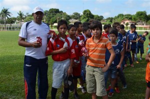 ALUNOS DA ESCOLINHA DE FUTEBOL RECEBERAM OVOS DE PÁSCOA