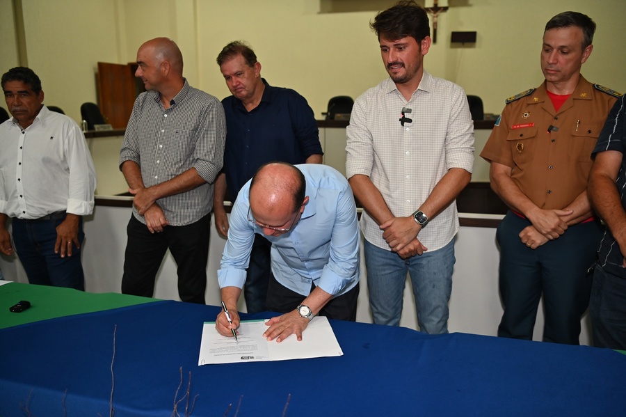Prefeito Thalles Tomazelli, governador em exercício Barbosinha e vereadores entregam obras de saneamento e assinam autorização para o convênio de reforma e revitalização da Praça Santos Tomazelli e cooperação para instalação do Corpo de Bombeiros de Itaquiraí