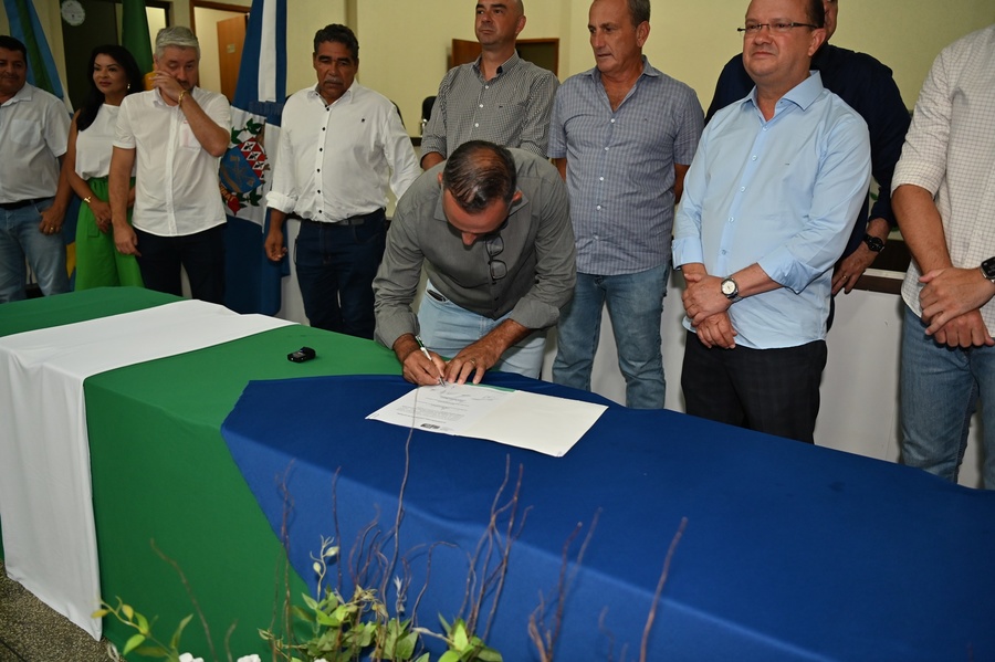 Prefeito Thalles Tomazelli, governador em exercício Barbosinha e vereadores entregam obras de saneamento e assinam autorização para o convênio de reforma e revitalização da Praça Santos Tomazelli e cooperação para instalação do Corpo de Bombeiros de Itaquiraí