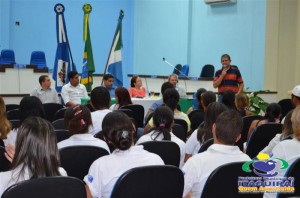 ITAQUIRAÍ ENTREGA CERTIFICADOS A ALUNOS DO PROJOVEM TRABALHADOR