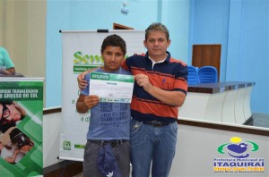 ITAQUIRAÍ ENTREGA CERTIFICADOS A ALUNOS DO PROJOVEM TRABALHADOR