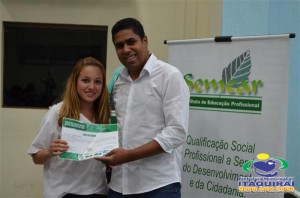 ITAQUIRAÍ ENTREGA CERTIFICADOS A ALUNOS DO PROJOVEM TRABALHADOR