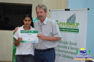 ITAQUIRAÍ ENTREGA CERTIFICADOS A ALUNOS DO PROJOVEM TRABALHADOR