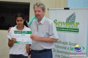 ITAQUIRAÍ ENTREGA CERTIFICADOS A ALUNOS DO PROJOVEM TRABALHADOR