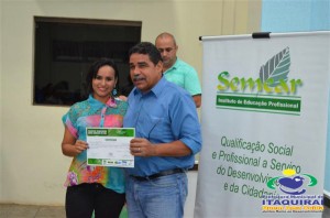 ITAQUIRAÍ ENTREGA CERTIFICADOS A ALUNOS DO PROJOVEM TRABALHADOR