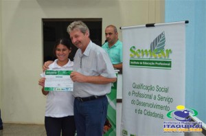 ITAQUIRAÍ ENTREGA CERTIFICADOS A ALUNOS DO PROJOVEM TRABALHADOR