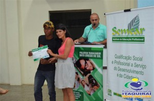 ITAQUIRAÍ ENTREGA CERTIFICADOS A ALUNOS DO PROJOVEM TRABALHADOR