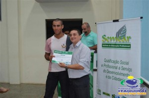 ITAQUIRAÍ ENTREGA CERTIFICADOS A ALUNOS DO PROJOVEM TRABALHADOR