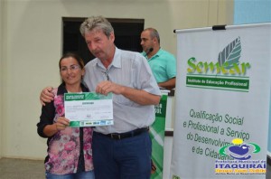 ITAQUIRAÍ ENTREGA CERTIFICADOS A ALUNOS DO PROJOVEM TRABALHADOR