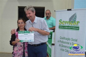 ITAQUIRAÍ ENTREGA CERTIFICADOS A ALUNOS DO PROJOVEM TRABALHADOR