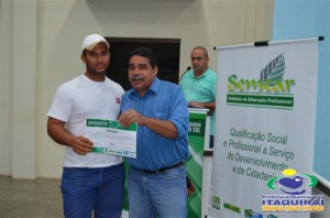 ITAQUIRAÍ ENTREGA CERTIFICADOS A ALUNOS DO PROJOVEM TRABALHADOR