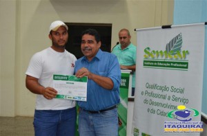 ITAQUIRAÍ ENTREGA CERTIFICADOS A ALUNOS DO PROJOVEM TRABALHADOR