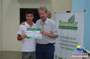 ITAQUIRAÍ ENTREGA CERTIFICADOS A ALUNOS DO PROJOVEM TRABALHADOR