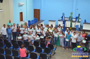 ITAQUIRAÍ ENTREGA CERTIFICADOS A ALUNOS DO PROJOVEM TRABALHADOR