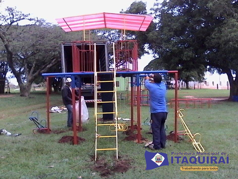 Prefeitura está instalando cinco parques infantis em Itaquiraí