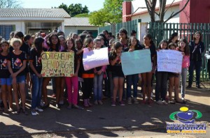 Proerd de Itaquiraí faz passeata anti drogas