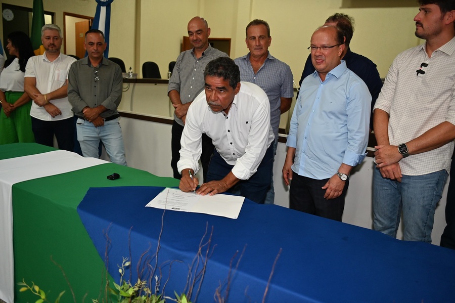 Prefeito Thalles Tomazelli, governador em exercício Barbosinha e vereadores entregam obras de saneamento e assinam autorização para o convênio de reforma e revitalização da Praça Santos Tomazelli e cooperação para instalação do Corpo de Bombeiros de Itaquiraí