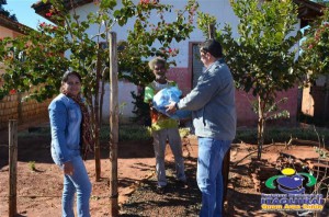 ESF JARDIM PRIMAVERA DISTRIBUI AGASALHOS PARA COMUNIDADE