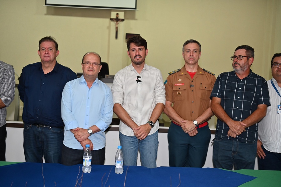 Prefeito Thalles Tomazelli, governador em exercício Barbosinha e vereadores entregam obras de saneamento e assinam autorização para o convênio de reforma e revitalização da Praça Santos Tomazelli e cooperação para instalação do Corpo de Bombeiros de Itaquiraí