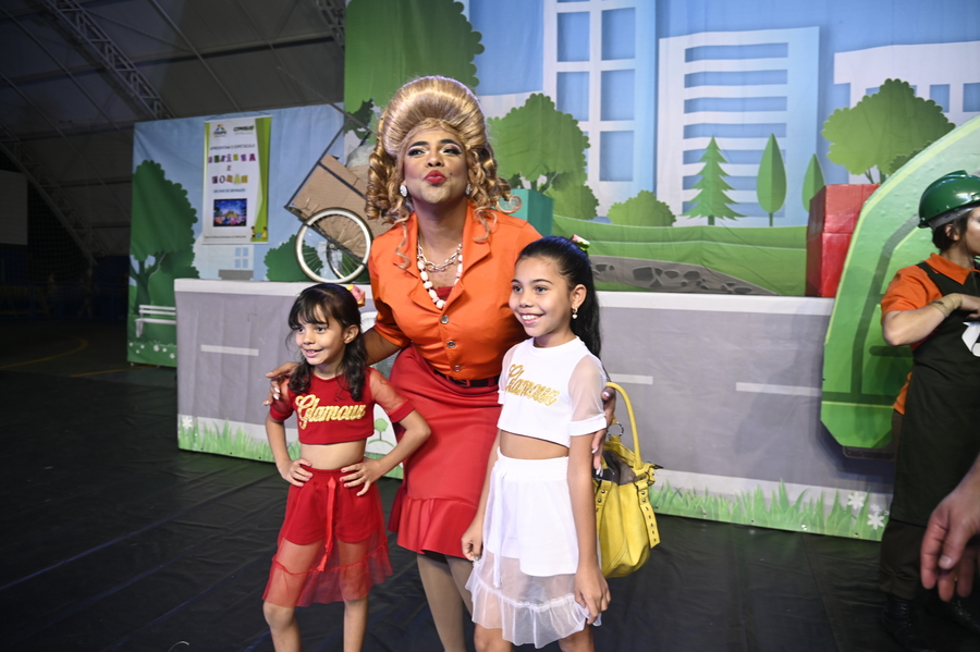 Prefeitura de Itaquiraí, Consórcio Conisul e Itaipu Binacional apresentaram teatro sobre a importância da coleta seletiva e preservação ambiental