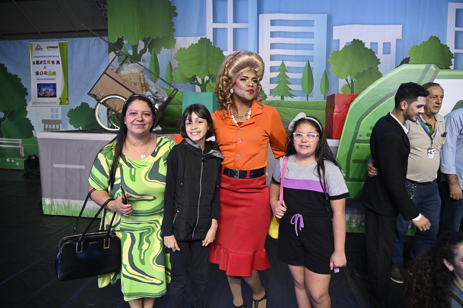 Prefeitura de Itaquiraí, Consórcio Conisul e Itaipu Binacional apresentaram teatro sobre a importância da coleta seletiva e preservação ambiental