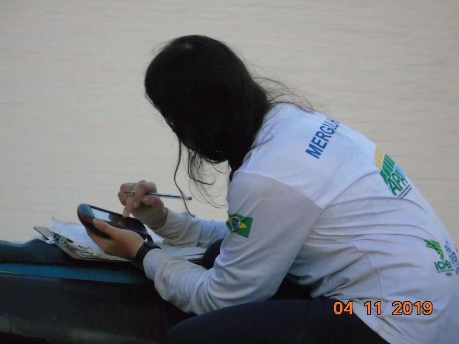 Técnica ambiental faz anotações em Itaquiraí sobre percurso, longitude e outras informações da trilha para caiaque no rio Paraná, dentro do Parque Nacional Ilha Grande. Foto Roney Minella