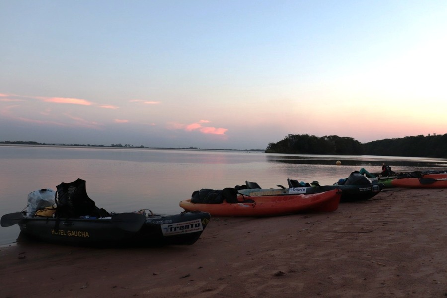 Ponto de parada em trilha ecológica de canoagem de contemplação, à margem do rio Paraná. Imagem: Fim de tarde. Foto: Vitor Barbato